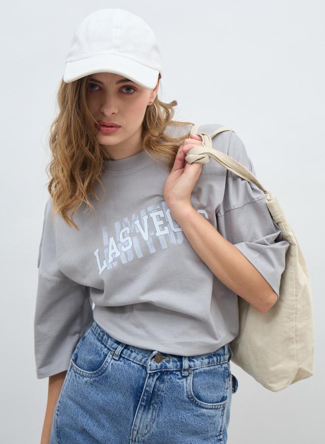 ستايلي تيشيرت واسع بطبعة شعار وأكتاف مبالغ فيها - Image 2